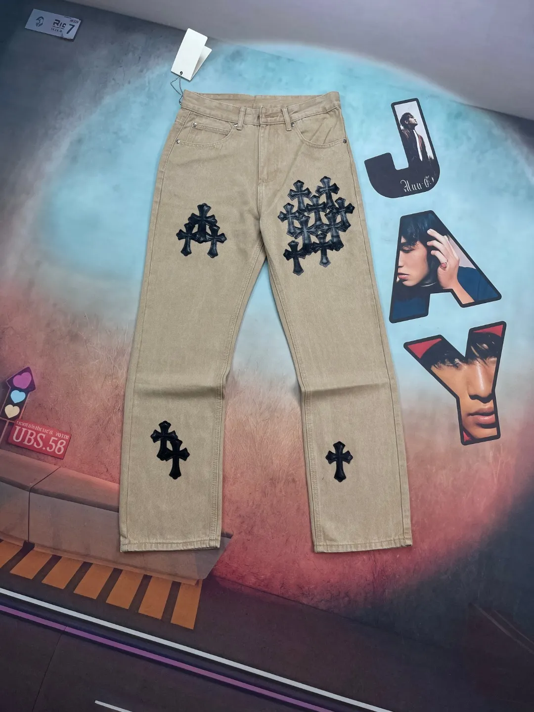 🅿️280 🔘Style No.-KL177 🔘Cro Heart𝐂𝐡𝐫𝐨𝐦𝐞 𝐇𝐞𝐚𝐫𝐭 25FW CH hardware rivets plain version khaki patchwork leather jeans* Limited edition, super rare! It uses Levi's 23301 base plate, and the fabric is yarn-densified thickened thick left twill denim, which is strong and textured. The cross pink leather plaque on it is so eye-catching, and the hardware is electroplated silver military pattern horseshoe buttons, which are exquisite and durable. The washing process took dozens of attempts to achieve such beautiful results. They are made with great care, one pair of pants takes a month, 23 pieces of leather are used, and the threads are hand-sewn and threaded. They are extremely perfect. And it’s the same style for men and women, so whoever wears it will look better! The matching suggestions are as follows: Dark Gothic style: Pair the upper body with a black lace see-through top, a black leather short jacket, black thick-soled Martin boots, and silver Gothic accessories, such as cross necklaces and bracelets, to complete the dark Gothic style. Street hip-hop style: Wear a loose white hooded sweatshirt, tuck the corner of the sweatshirt into your pants, pair it with a pair of colorful sneakers, such as Nike's AJ series, and wear a baseball cap of the same color, which is full of street hip-hop style. Cool and functional style: Wear a black quick-drying jacket inside, wear a multi-pocket functional jacket on the outside, carry a large-capacity functional bag, and wear a pair of tactical boots. You can easily achieve cool and functional style.  Size: S M L XL (28.30.32.34) Color: Khaki Black Khaki Pink